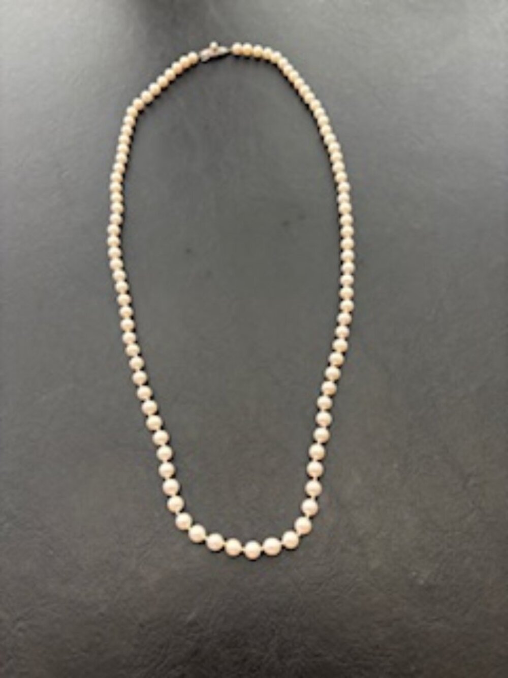 1970's gorgeous Tasaki Akoya Ivory tone pearl necklace-Secure clasp closurure